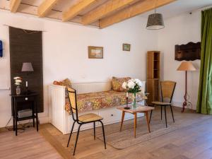 Et opholdsområde på Holiday Home La Pierre Fleurie by Interhome