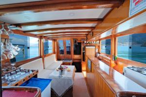 a kitchen and dining room on a boat at Fetiyede kiralık tekne in Fethiye