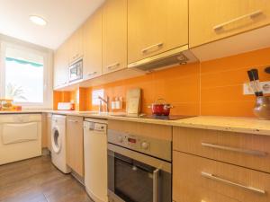 Kuchyň nebo kuchyňský kout v ubytování Apartment Miramar by Interhome