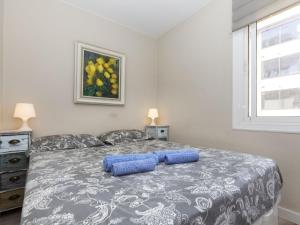 濱海托薩的住宿－Apartment Maiters by Interhome，一间卧室配有一张带蓝色枕头的床。