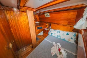 a room with a bed in the middle of a boat at Fetiyede kiralık tekne in Fethiye