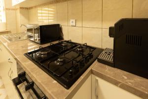 Köök või kööginurk majutusasutuses Luxury 2 bedroom holiday apartment +29 fotot