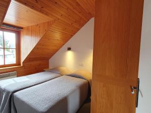 2 camas en un dormitorio con techo de madera en Apartment La Malouinière des Longchamps-4 by Interhome, en Saint-Jouan-des-Guérets