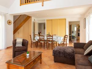 una sala de estar con un sofá y una mesa en Holiday Home Les Agapanthes by Interhome, en Dinard