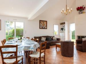 una sala de estar con una mesa y un sofá en Holiday Home Les Agapanthes by Interhome, en Dinard 28 fotos más