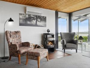 Posezení v ubytování Holiday Home Kirsa - 200m to the inlet in The Liim Fiord by Interhome