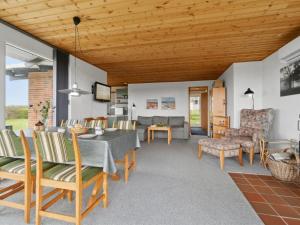 Restaurace v ubytování Holiday Home Kirsa - 200m to the inlet in The Liim Fiord by Interhome