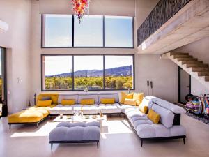 sala de estar con sofá grande y almohadas amarillas en Villa Arte & Natura by Interhome, en Beniarbeig