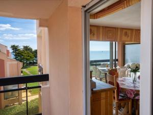 ein Zimmer mit Balkon und Meerblick in der Unterkunft Apartment Claire Marine by Interhome in Pornic