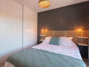 een slaapkamer met een bed en een bureau met verlichting bij Apartment Villa Marine by Interhome in Seignosse