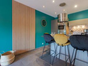 een keuken met blauwe en groene muren en barkrukken bij Apartment Villa Marine by Interhome in Seignosse