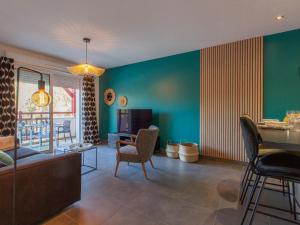 een woonkamer met groene muren en een tafel en stoelen bij Apartment Villa Marine by Interhome in Seignosse