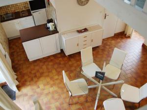 Dapur atau dapur kecil di Apartment La Malouinière des Longchamps by Interhome