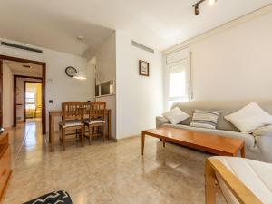 sala de estar con sofá y mesa en Apartment Girona by Interhome, en Cubelles