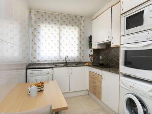 Kuchyňa alebo kuchynka v ubytovaní Apartment Balco del Port I by Interhome
