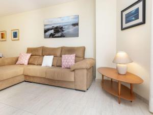 uma sala de estar com um sofá e uma mesa em Apartment Balco del Port I by Interhome em L'Escala