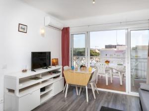 サン・アントニオ・デ・カランジャにあるApartment Montseny by Interhomeのリビングルーム(ダイニングテーブル、テレビ付)