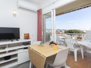 un salon avec une table à manger et une télévision dans l'établissement Apartment Montseny by Interhome, à Sant Antoni de Calonge