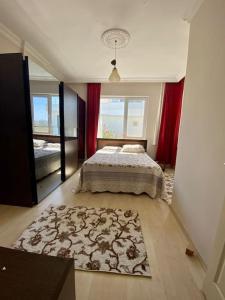 1 dormitorio con cama y alfombra en 4 ROOMS SUMMER VİLLA KUNDU ANTALYA, en Aksu