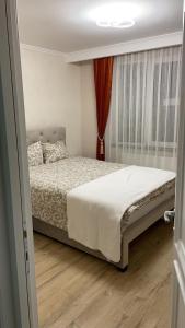 a bedroom with a bed and a window at Apartament 1 Lalelelor in Năsăud