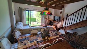 - un salon avec un canapé et une table dans l'établissement Encantadora Casa adosada en Alp, à Alp