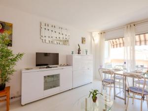 Η κουζίνα ή μικρή κουζίνα στο Apartment Le Neptune-2 by Interhome +17 φωτογραφίες