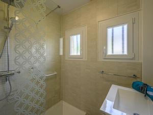 uma casa de banho com um chuveiro e um lavatório. em Holiday Home Maison Des Lavandières by Interhome em Quiberon