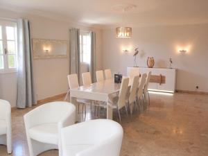 ein Esszimmer mit einem weißen Tisch und Stühlen in der Unterkunft Holiday Home La Malouinière des Longchamps by Interhome in Saint-Jouan-des-Guérets