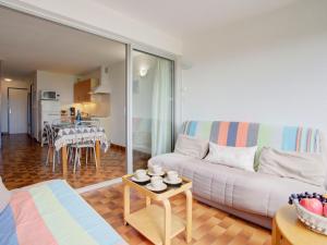 un salon avec un canapé et une table dans l'établissement Apartment Mykonos-3 by Interhome, à Port-Leucate 18 autres photos