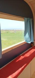 Camping Les Ronds Duval face aux îles anglo-normandes的电视和/或娱乐中心