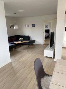 een woonkamer met een bank en een tafel bij Søglimt in Viborg