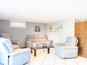 Un lugar para sentarse en Holiday Home Vigon by Interhome 31 fotos más