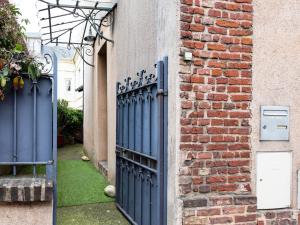 una puerta azul en el lateral de un edificio de ladrillo en Holiday Home L'Aguesseau by Interhome, en Trouville-sur-Mer