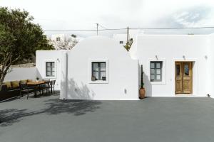a white house with a large driveway at 3-Room, 3-Bath Family Villa with Massive Pool, Central Location, Seconds from Cliff! in Imerovigli