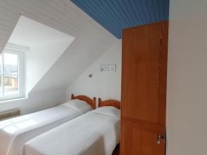 2 camas en una habitación con techo azul en Apartment La Malouinière des Longchamps-5 by Interhome, en Saint-Jouan-des-Guérets