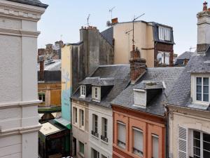 uitzicht op de daken van gebouwen in een stad bij Studio La Batelière by Interhome in Trouville-sur-Mer
