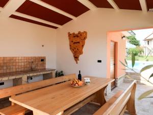 - une salle à manger avec une table et un bol de fruits dans l'établissement Apartment Rosa - LBN380 by Interhome, à Krnica
