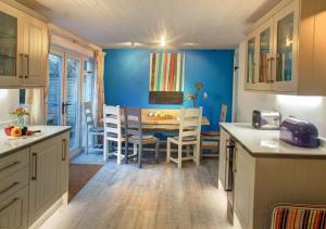 uma cozinha e sala de jantar com mesa e cadeiras em Bamburgh Beach House em Bamburgh