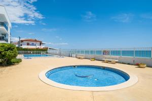 a swimming pool in the middle of a patio at Hauzify I Apartament Blue Riviera in Miami Platja