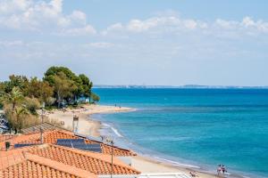 a view of a beach and the ocean at Hauzify I Apartament Blue Riviera in Miami Platja