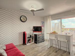 een woonkamer met een tafel en een tv bij Apartment Charme de Villès Martin by Interhome in Saint-Nazaire