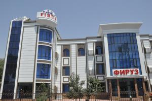 Un edificio con un cartel encima en Firuz Hotel, en Khujand