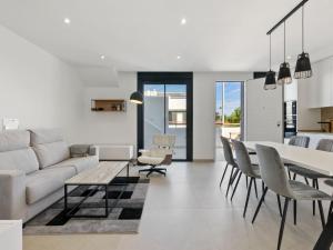 Posezení v ubytování Apartment Tropical Beach Penthouse by Interhome