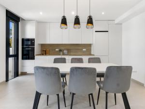 Kuchyň nebo kuchyňský kout v ubytování Apartment Tropical Beach Penthouse by Interhome