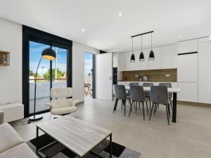 een keuken en een woonkamer met een tafel en stoelen bij Apartment Tropical Beach Penthouse by Interhome in Santiago de la Ribera