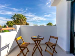 eine Terrasse mit 2 Stühlen und einem Tisch auf dem Balkon in der Unterkunft Apartment Tropical Beach Penthouse by Interhome in Santiago de la Ribera