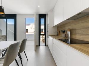 Kuchyň nebo kuchyňský kout v ubytování Apartment Tropical Beach Penthouse by Interhome + 17 fotografií