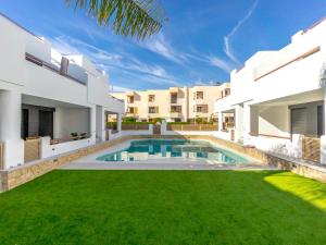 Bazén v ubytování Apartment Tropical Beach Penthouse by Interhome nebo v jeho okolí