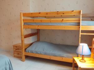 Letto a castello in camera con lampada e scrivania di Maison lumineuse avec jardin clos, à 400m de la plage, pour 8 personnes, secteur calme - FR-1-224B-22 a LʼÉpine