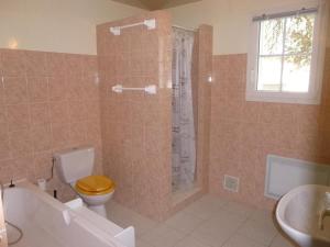 un bagno con wc, doccia e lavandino di Maison lumineuse avec jardin clos, à 400m de la plage, pour 8 personnes, secteur calme - FR-1-224B-22 a LʼÉpine Altre 14 foto